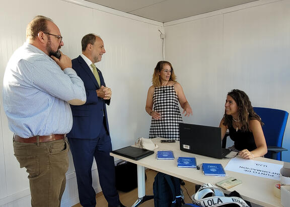 Una alumna resuelve sus dudas, con la presencia del Rector Nicolás Ruiz y del Vicerrector Juan de Dios Carazo.
