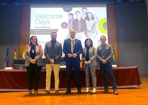 El Rector Nicolás Ruiz, en el centro, junto a José Ignacio Jiménez, Beatriz Valverde, Myriam M. Cano y Emilio Ayala.