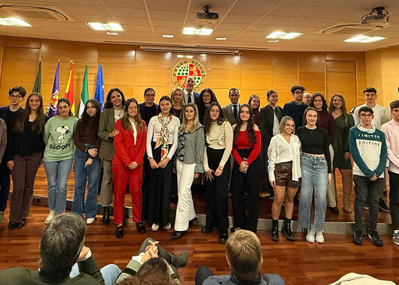 Foto de familia con el alumnado reconocido. 