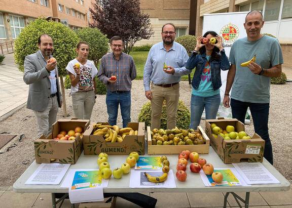 Equipo del Vicerrectorado de Universidad Sostenible y Saludable de la UJA, en el stand donde se ha repartido la fruta.