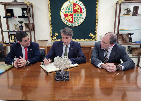 Jaime Lillo firma en el libro de rúbricas de la UJA, junto al Rector y el presidente de la Diputación.