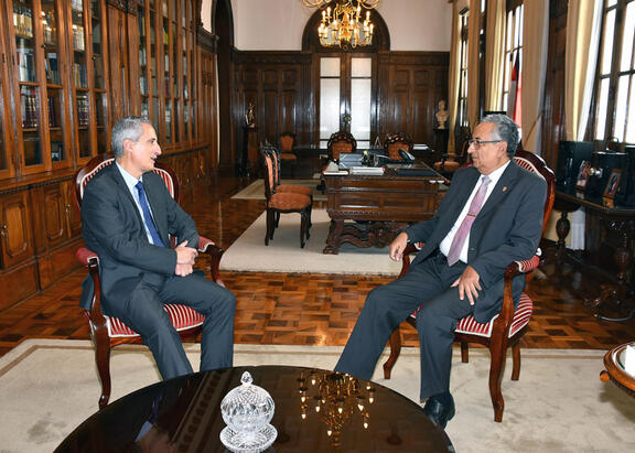 Gerardo Ruiz-Rico, a la izquierda, en la reunión mantenida con el presidente del Poder Judicial de Perú.