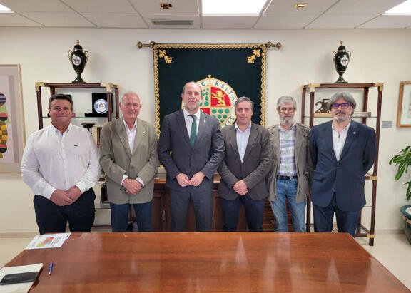 Representantes de la plataforma, con el Rector y el Vicerrector de Comunicación y Desarrollo Territorial de la UJA.
