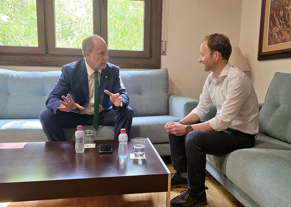 Reunión mantenida entre el Rector Nicolás Ruiz y Erik Domínguez.