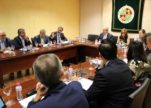 Reunión mantenida en la UJA el pasado 7 de junio entre los Rectores y Rectoras y el consejero de Economía, Conocimiento, Empresas y Universidad.