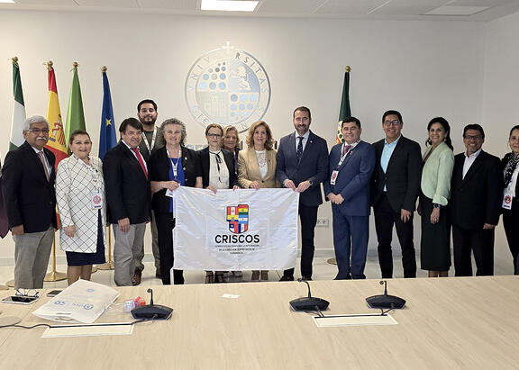 Hikmate Abriouel y José Ignacio Jiménez, con la delegación de rectores iberoamericanos.
