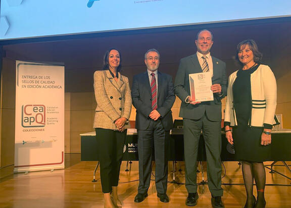 Marta Torres, Rafael Alarcón, el Rector Nicolás Ruiz, con el Sello de Calidad recibido, y la directora de la UNE.