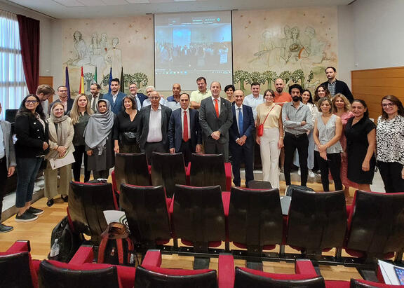 El Rector, el el director ejecutivo adjunto del COI y el director del seminario, en el centro, con los asistentes al mismo.
