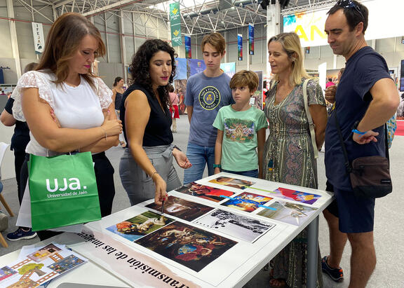 Taller 'Contextura' impartido en el stand de la UJA en Tierra Adentro.