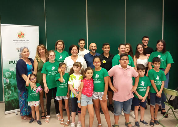 Foto de familia de investigadores y participantes.
