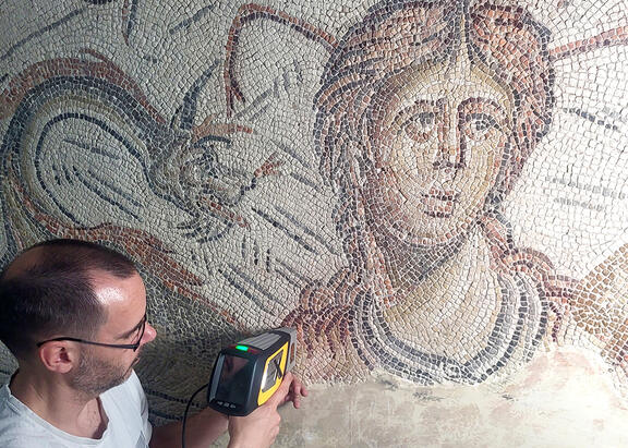 Trabajos de análisis de mosaicos romanos, en el Museo de Jaén.