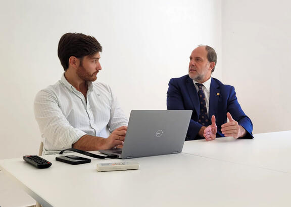 Nicolás Ruiz y Álvaro González, durante el encuentro mantenido en la visita realizada a NTER-Nworld.