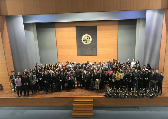 Foto de familia con investigadores divulgadores de la UJA y representantes institucionales.