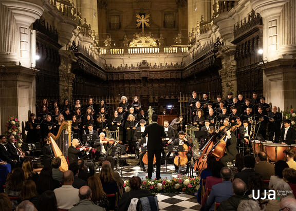 Concierto ofrecido por la Orquesta y el Coro de la UJA en la Catedral de Jaén.