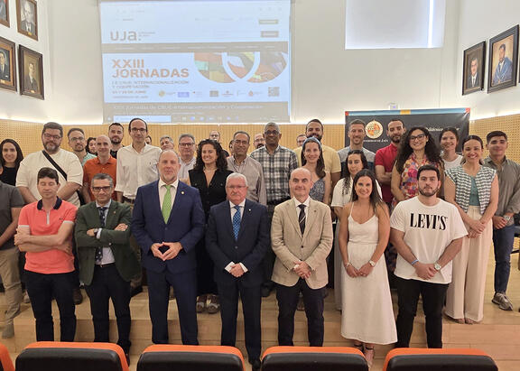 Representantes institucionales, profesorado de la EPSL y miembros de CETEMET, tras la firma del convenio.