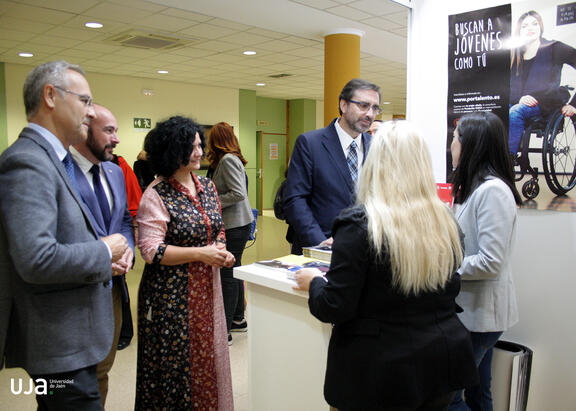 Juan Gómez, Mª Paz del Moral, Manuel Hueso y Juan R. Lanzas, visitan uno de los stand.