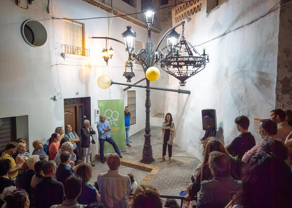 Intervención de Marta Torres, junto a la instalación artística colocada en Vilches.