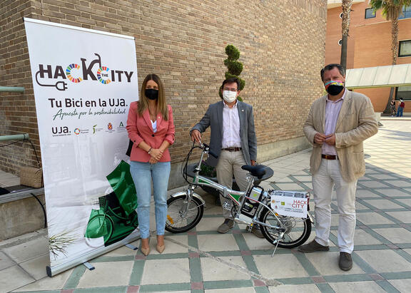 Estefanía Plaza, Juan Manuel Rosas y Pedro Bruno, con una de las bicicletas eléctricas.