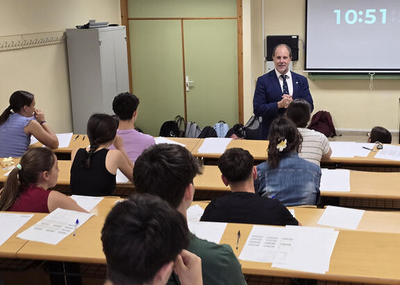 El Rector Nicolás Ruiz, en su visita a una de las sedes establecidas es el Campus Las Lagunillas.