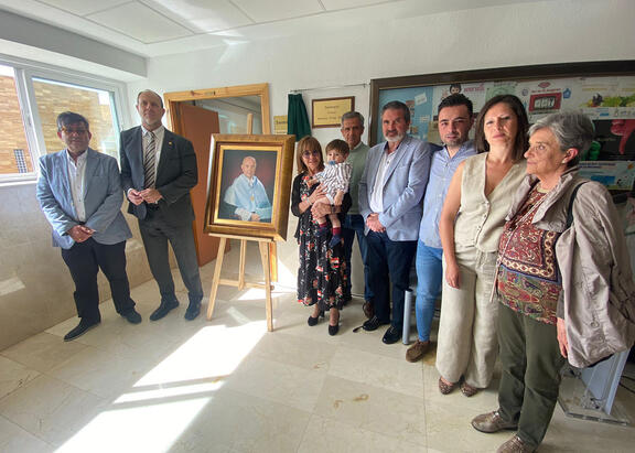 El Rector, profesorado y familiares del homenajeado, tras el descubrimiento de la placa.