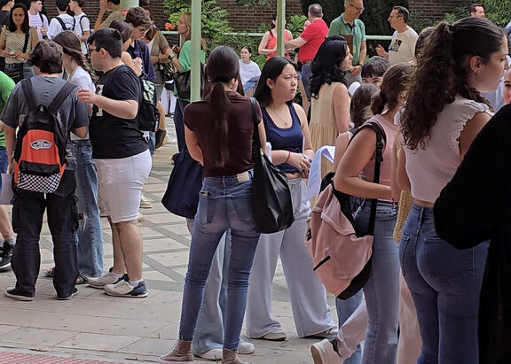 Estudiantes en el campus universitario.