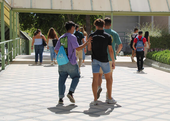 Estudiantes de la UJA, este jueves en el Campus Las Lagunillas.