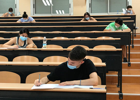 Un momento del desarrollo de un examen de la PEvAu, en la UJA.