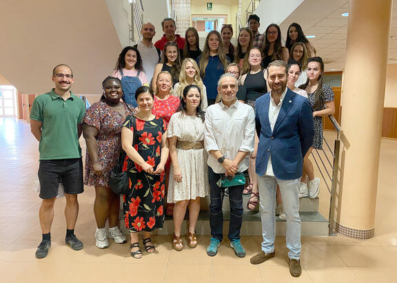 Representantes institucionales y alumnado participante en el curso.