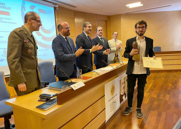 Entrega del premio a Alfonso López Ruiz.