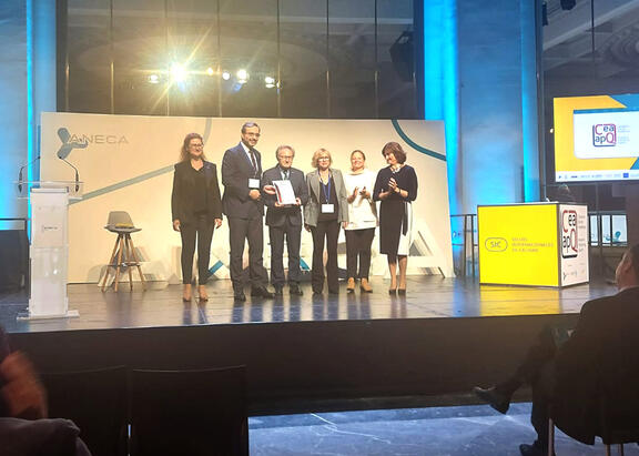 Juan Gómez, junto a Pedro Galera y Rosalía Tudela, recoge el reconocimiento.