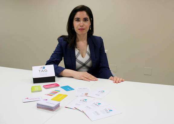 La investigadora Ana Tirado, con el juego TAG MUSEUM.