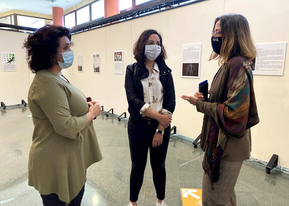 De izquierda a derecha, Mª Pilar Cordovilla, Marta Torres y Mª Paz López-Peláez.