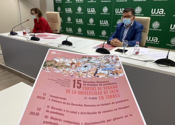 Hikmate Abriouel y José Manuel Castro, en un momento de la presentación de los cursos.