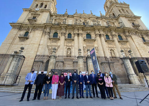 Foto de familia con representantes institucionales organizadores y colaboradores del evento, ante la Catedral de Jaén.