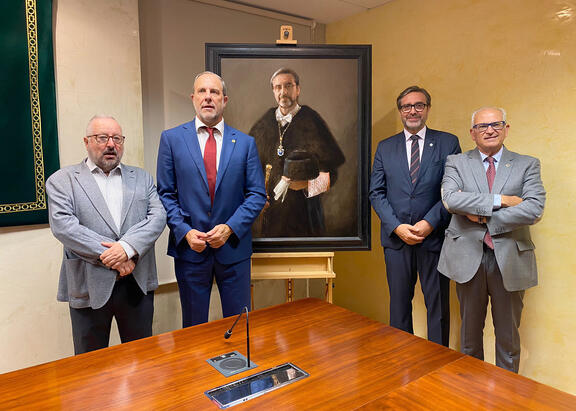 Luis Parras, Nicolás Ruiz, Juan Gómez y Manuel Parras, junto al retrato del ex Rector Gómez.