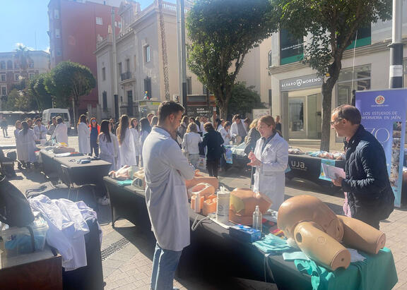 Stands instalados este martes en la calle Roldán y Marín de la capital jiennense.