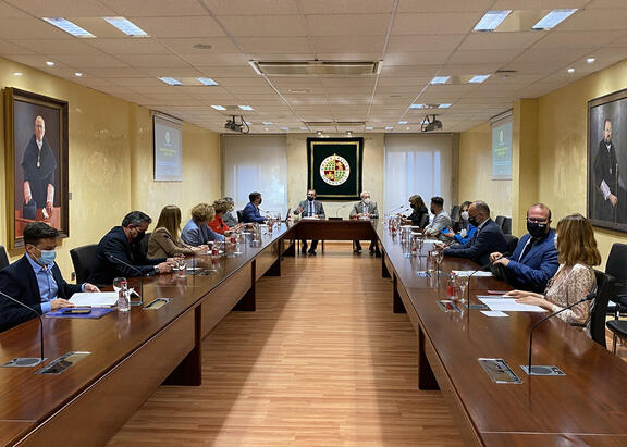 Reunión mantenido entre el consejero y el Equipo de Dirección de la UJA.