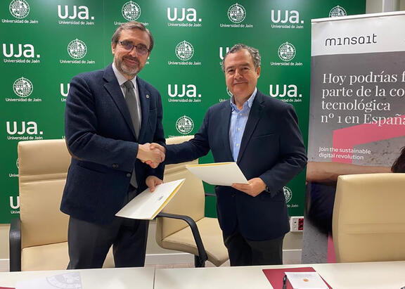 Juan Gómez y Santiago Huertas, tras la firma del convenio.