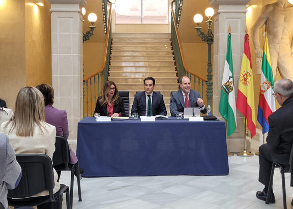 El Rector de la UJA, a la derecha, junto al consejero de Justicia y la alcaldesa de Linares, en el acto celebrado en el Ayuntamiento.