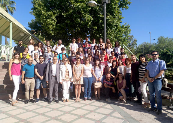 Primer grupo de alumnado participante, junto con investigadores que participarán en los proyectos.