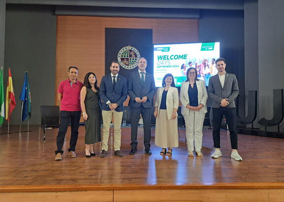 El Rector, en el centro, junto al equipo del Vicerrectorado de Internacionalización, Servicio de Relaciones Internacionales y ESN.