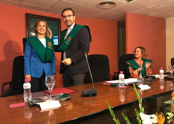 El Rector, junto a la Vicerrectora de Estudiantes tras imponerle la beca del C.M. Domingo Savio