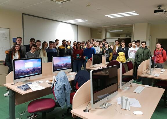 Alumnado participante, en el aula 'Mac', en el Edificio A3.