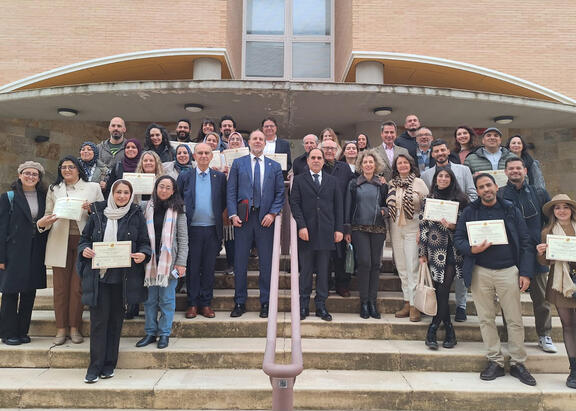 Rector y demás representantes institucionales, con los participantes en esta 21 edición del título.