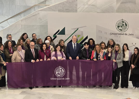 Foto de familia con miembros de la UJA y otros representantes institucionales.