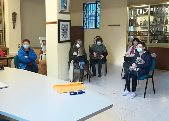 Integrantes de la Asociación de Fibromialgia de Jaén (AFIXA), en su sede.