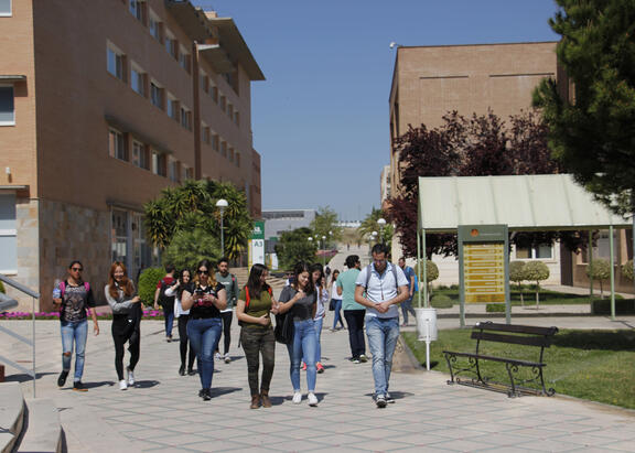 Alumnado en el Campus Las Lagunillas.