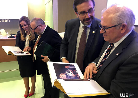 Manuel Parras, Juan Gómez, Luis Parras y Eva Mª Murgado, con el Anuario.