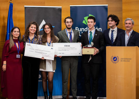Integrantes del equipo del Aula de Debate de la UJA, con los galardones obtenidos.