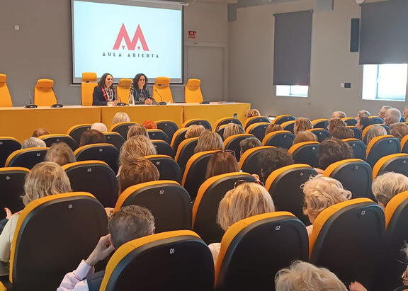 Acto de bienvenida a cargo de Marta Torres e Isabel Abad.